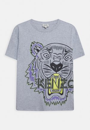 Szara bawełniana koszulka z grafiką tygrysa w czerni, zieleni i fioletach, z napisem „KENZO” pod wzorem. Krótkie rękawy i okrągły dekolt.