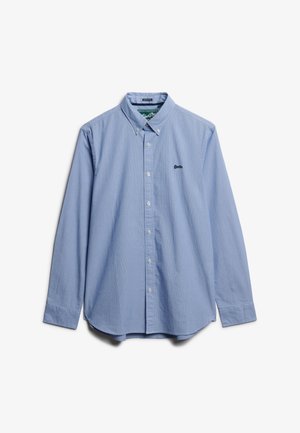 Camisa abotonada de manga larga de color azul claro con cuello, hecha de una tela texturizada. Cuenta con un pequeño logo bordado en el pecho.