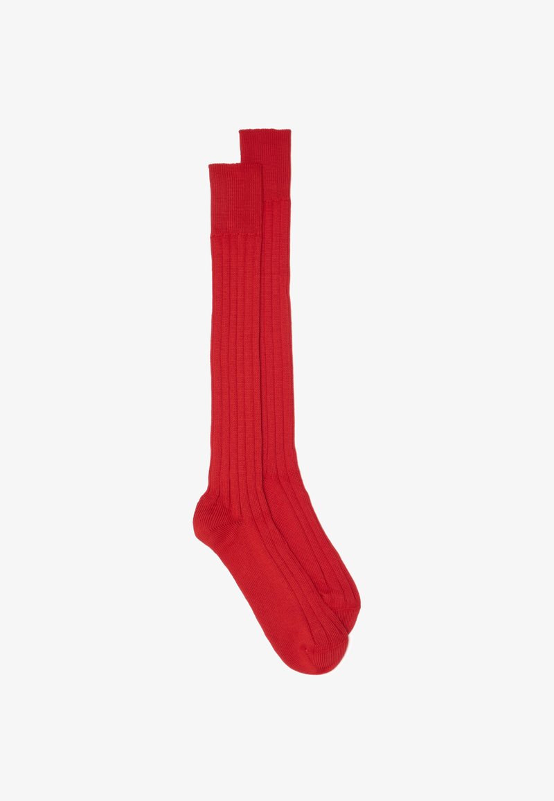 Calze rosse al ginocchio realizzate in tessuto a maglia a coste, caratterizzate da una consistenza liscia e un polsino aderente nella parte superiore.