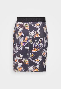 Falda lápiz deportiva con una cintura elástica negra, que presenta un estampado floral en naranja, púrpura y blanco sobre un fondo oscuro.