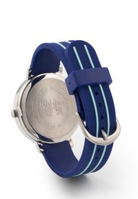 Bracelet de montre en caoutchouc bleu avec des rayures bleu clair, dos en acier inoxydable et boucle simple. Résistant à l'eau avec une texture lisse.