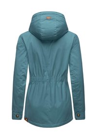 Veste imperméable bleu sarcelle avec taille à cordon de serrage, grande capuche et poignets à boutons. Texture lisse et design décontracté. Vue arrière présentée.