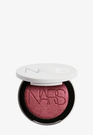 Ombre à paupières NARS rose foncé scintillante dans un boîtier rond noir et blanc avec le nom de la marque embossé sur le produit et le couvercle.