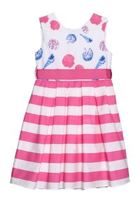 Vestido de algodón con una parte superior blanca adornada con estampados de conchas de colores y una falda a rayas rosa. Tiene una cinturilla ajustada rosa y un diseño plisado.
