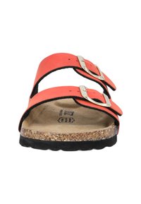 Sandales en cuir orange avec deux sangles réglables et boucles en argent, dotées d'un semelle en liège et d'une semelle extérieure en caoutchouc noir.