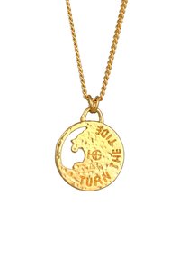 Guldtonad halsband med en cirkulär berlock i form av ett lejonhuvud med texturerad yta, inskriven med "VÄND STRÖMMEN."