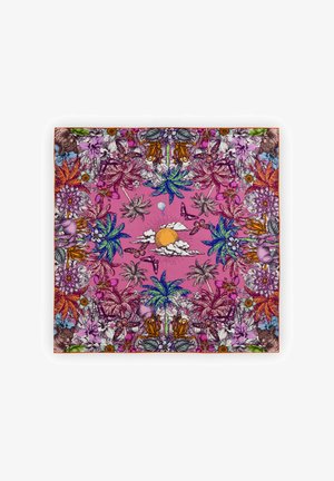 Vierkant sjaaltje met een roze achtergrond, voorzien van levendige bloemen- en dierenpatronen, waaronder een zon, wolken en palmbladeren in verschillende kleuren.