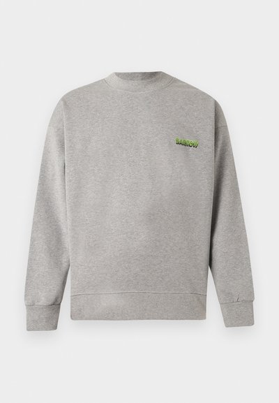 Ανοιχτό γκρι φούτερ με στρογγυλή λαιμόκοψη, μακριά μανίκια και μικρό πράσινο λογότυπο "BARROW" στο αριστερό μέρος του στήθους.