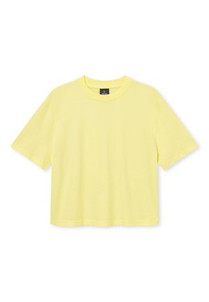 Žlté tričko s krátkym rukávom vyrobené z mäkkej tkaniny, s okrúhlym výstrihom a voľným strihom. Žiadne vzory ani akcenty nie sú viditeľné.