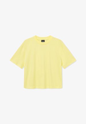 Žlté tričko s krátkym rukávom vyrobené z mäkkej tkaniny, s okrúhlym výstrihom a voľným strihom. Žiadne vzory ani akcenty nie sú viditeľné.