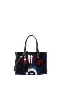 Una borsa a tracolla con un corpo in velluto nero, caratterizzata da motivi tuftati multicolori in blu, rosso e crema, e manici in pelle nera.