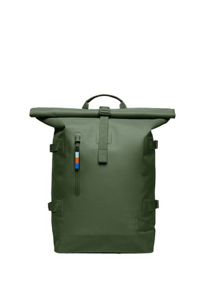 Zaino impermeabile color verde oliva con chiusura a rotolo, tasca frontale con cerniera verticale e maniglia superiore, caratterizzato da una cerniera multicolore e cinturini laterali di compressione.