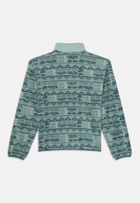 Langermet fleece-pullover med blå geometriske og bladmønstre samt høy krage, vist bakfra på hvit bakgrunn.