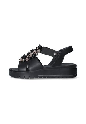 Sandalo platform nero con punta aperta, cinturino elastico e perline decorative nere e grigie sulla parte superiore.