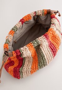 Sac à main en tricot avec un motif à rayures multicolores en orange, rouge, vert et beige. Comprend une doublure intérieure douce et des accents en cuir.