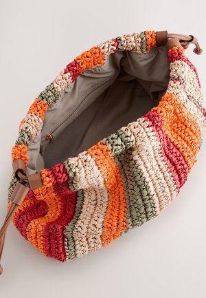 Sac à main en tricot avec un motif à rayures multicolores en orange, rouge, vert et beige. Comprend une doublure intérieure douce et des accents en cuir.