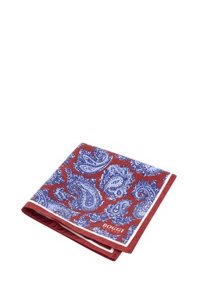 Gefaltetes rotes Stofftaschentuch mit blauem und weißem Paisleymuster und einem kleinen "Boggi Milano"-Logo in der Ecke.