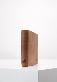 Bruine leren portemonnee met een licht gestructureerd oppervlak en een gestikte rand, voorzien van een circulair logo aan de onderzijde.