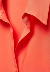Mango Blúzka so zapínaním na gombíky - coral
