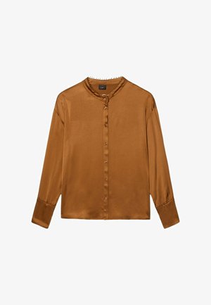 Blusa marrón de satén con mangas largas, escote redondo, cierre de botones y mangas ligeramente fruncidas. Textura suave y diseño minimalista.