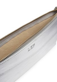 L37 BIG WORLD NEW - Kézitáska - silver-coloured
