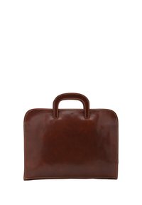 Bruine leren aktetas met afgeronde hoeken, dubbele bovenhandvatten en zichtbare stikdetails. Gladde textuur met een gepolijste afwerking.