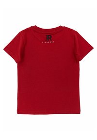 Červené bavlněné tričko s kulatým výstřihem a krátkými rukávy. Na zadní straně je černé logo s nápisem "JR RICHMOND" u krku. Hladká textura.