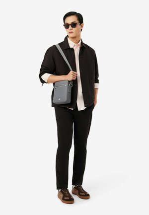 Lacoste, VERTICAL CAMERA BAG - Bandolera - castlerock-r