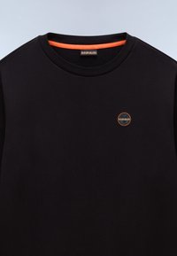 Sort sweatshirt med rund halsudskæring, prydet med en orange accent ved kraven og et lille cirkulært logo på brystet. Glat stofstruktur.