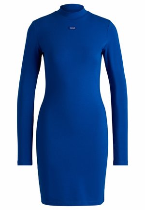 Abito blu a maniche lunghe realizzato in tessuto elastico con collo alla coreana. Presenta un piccolo logo nella zona centrale del petto.