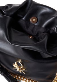 United Colors of Benetton SMALL BUCKET - Taška s příčným popruhem - black