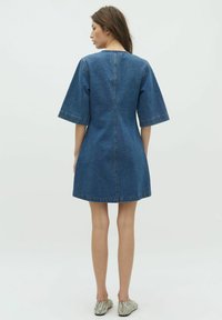 Denim jurk met korte mouwen, donkerblauwe kleur en een rechte pasvorm. Kenmerkt zichtbare stiksels en een ronde halslijn, met een zoom die boven de knie eindigt.