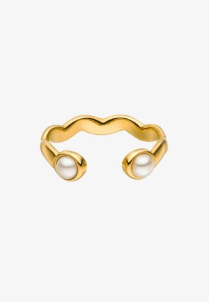 Goudkleurige golvende ring met aan elk uiteinde twee ronde witte parels. Glad, gepolijst afwerking met een eigentijds ontwerp.