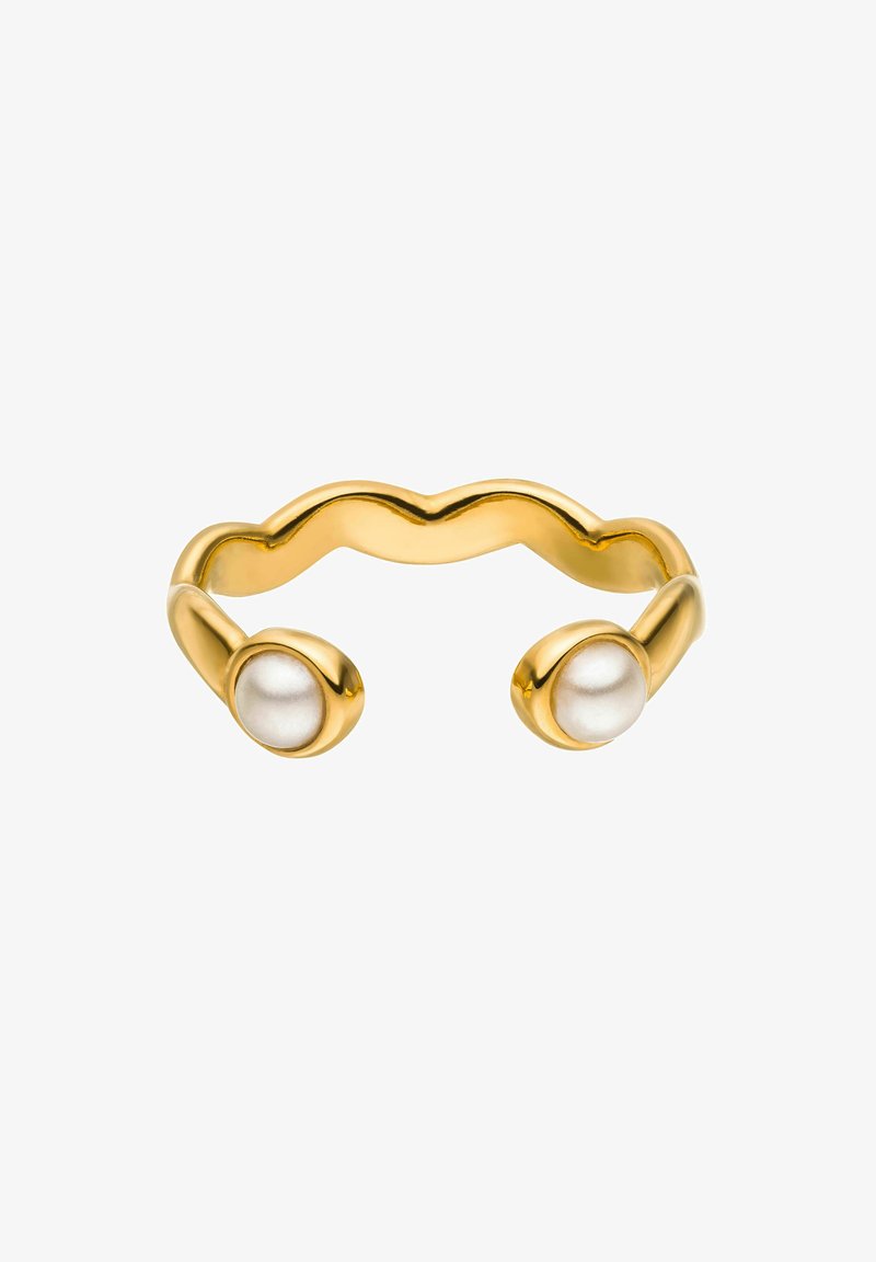 Goudkleurige golvende ring met aan elk uiteinde twee ronde witte parels. Glad, gepolijst afwerking met een eigentijds ontwerp.