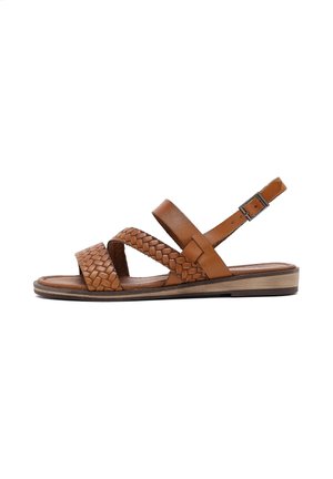 Sandale plate en cuir marron avec deux brides tressées, une bride simple et une bride de cheville réglable avec boucle.