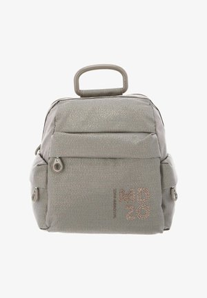 Zaino piccolo grigio con texture, tasca frontale con cerniera, scomparti laterali e maniglia superiore, con la scritta "MO 20" sulla parte anteriore.