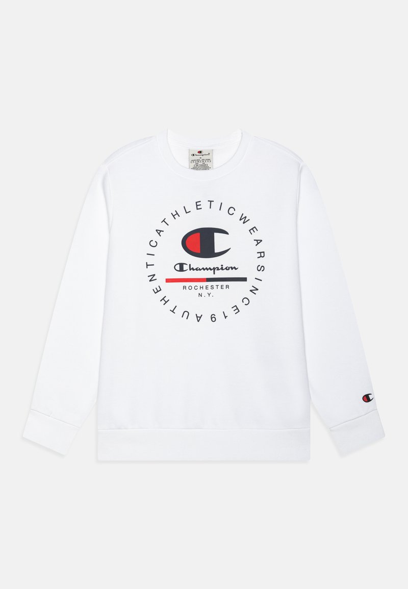Sudadera blanca con un logo redondo en negro y rojo, texto "Champion" y puños acanalados. Fabricada con tela suave, presenta un corte clásico en el cuello.