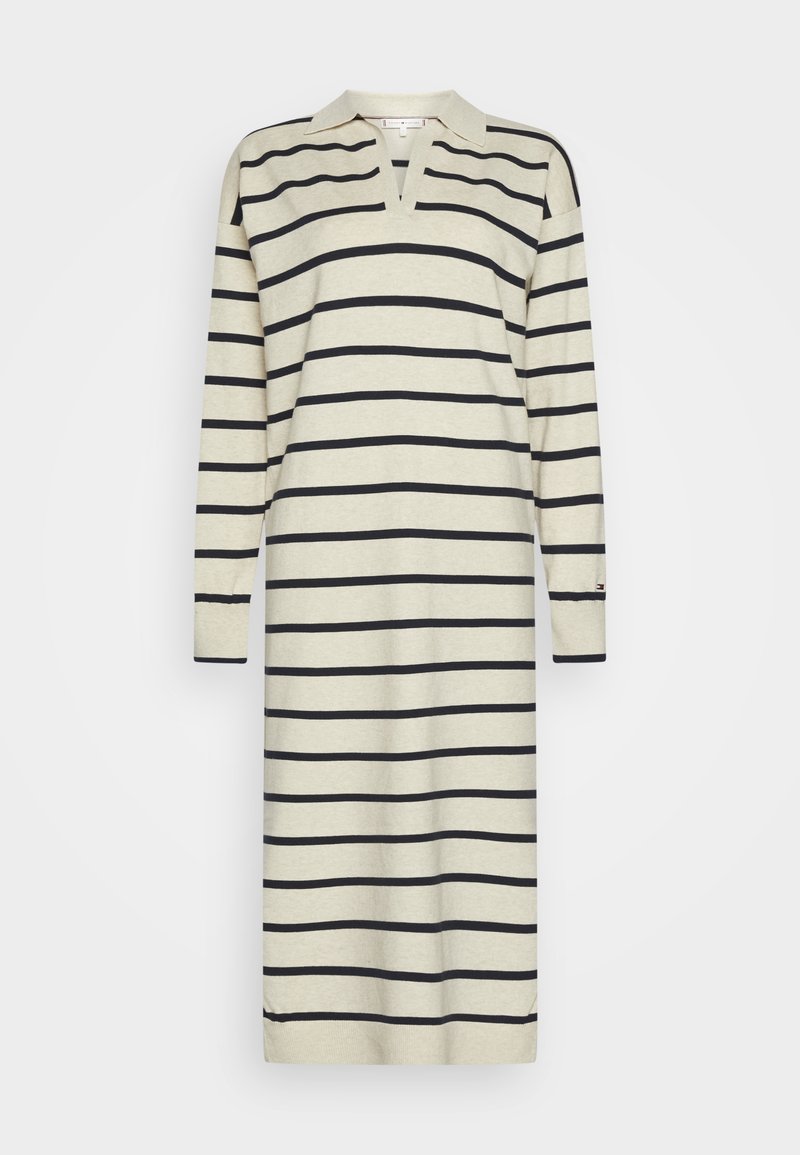 Robe beige à manches longues, longueur genou, avec des rayures horizontales noires et un petit col en V, présentée sur un fond blanc.