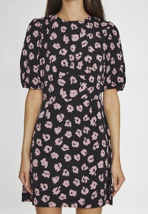 Robe noire avec des manches bouffantes courtes, ornée d'un motif floral rose. Tissu lisse, silhouette ajustée et coupe au genou.