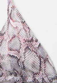 Trojúhelníkový bikini top s bílým a růžovým hadím vzorem, texturovanou tkaninou a nařaseným detailem podél dolního okraje.