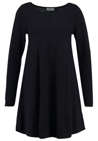Abito nero a maniche lunghe con scollo a barca e silhouette svasata, realizzato in tessuto morbido con una finitura testurizzata.