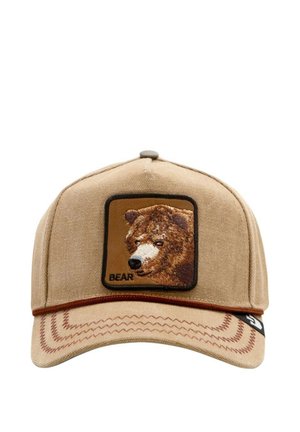 Gorra de tela marrón claro con un parche de oso pardo en la parte frontal. Acentuada con costuras rojas a lo largo de la visera y una visera estructurada.
