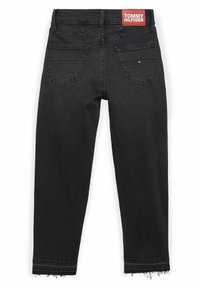 Svarta denimjeans med rak benpassform, med rå kant, två bakfickor och en röd Tommy Hilfiger-etikett på midjebandet.