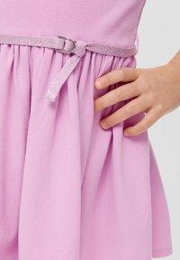 s.Oliver MIT ABNEHMBAREN  - Strickkleid - rosa