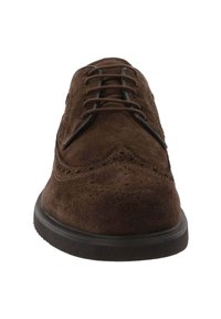 Chaussures en daim marron à lacets avec des détails perforés, un bout rond et une semelle en caoutchouc noir. Le design présente des lacets contrastants.