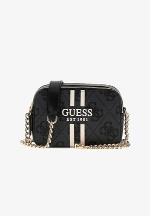 Černá texturovaná crossbody taška se zipem, se zlatým řetízkem na rameno, stříbrnými vertikálními pruhy a značkovým logem "GUESS EST 1981."