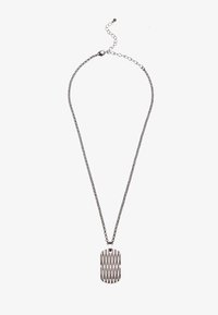 Metallkette mit einem strukturierten rechteckigen Anhänger, der geometrische Aussparungen aufweist, aufgehängt an einer dünnen Kette mit einem verstellbaren Verschluss.