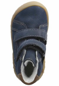 Blaue Lederstiefel mit zwei Klettverschlüssen, einer runden Zehenpartie und einem weichen Innenfutter. Verfügt über eine beige Gummisohle und weiße Nähte.