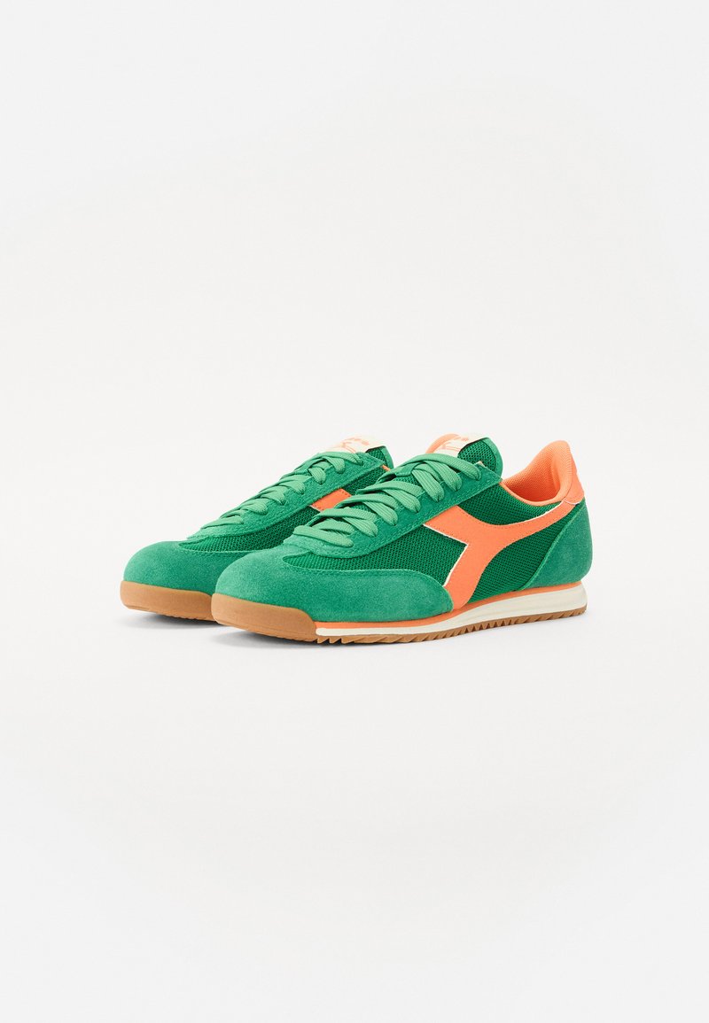 Grüne Wildleder- und Mesh-Sneaker mit orangefarbenen Akzenten und gewebten Schnürsenkeln. Verfügt über eine Gummisohle mit strukturiertem Design für besseren Grip.