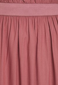 Roze geraffineerde stoffen rok met een brede, gestructureerde tailleband in een iets lichtere tint.